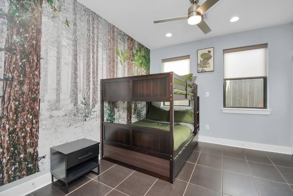 Skyline Views - Sleeps 10 Home Near Downtown Houston Bagian luar foto