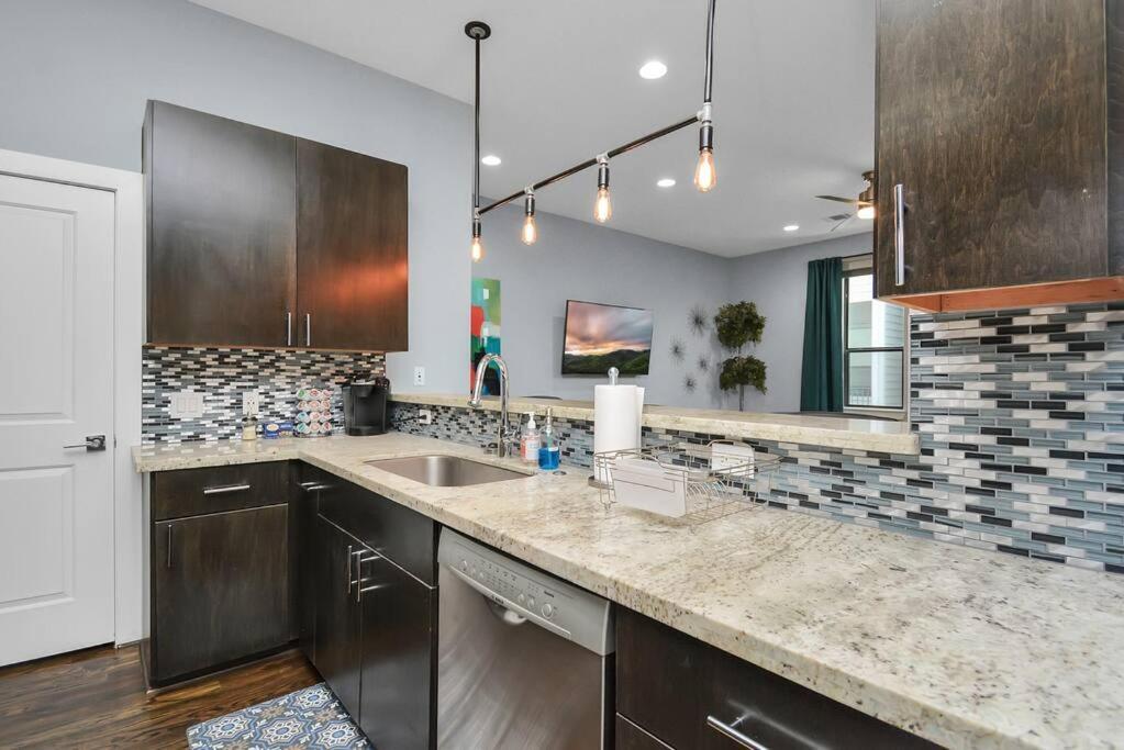 Skyline Views - Sleeps 10 Home Near Downtown Houston Bagian luar foto