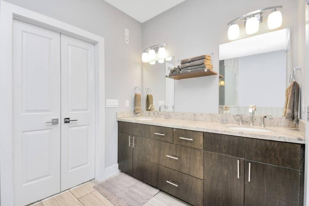Skyline Views - Sleeps 10 Home Near Downtown Houston Bagian luar foto